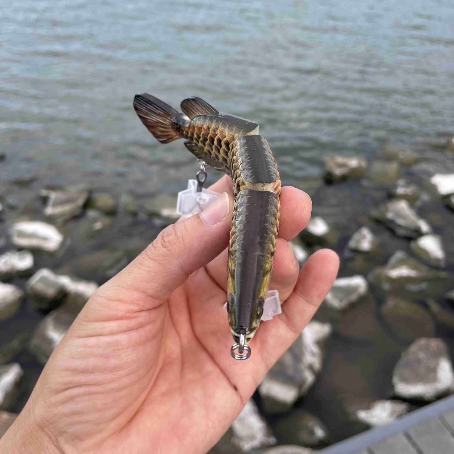 Real shot: Bionic Golden Dragonfish full-water depth bionic lure, hard lure, slow sinking, multi-segmented lure for sea fishing.